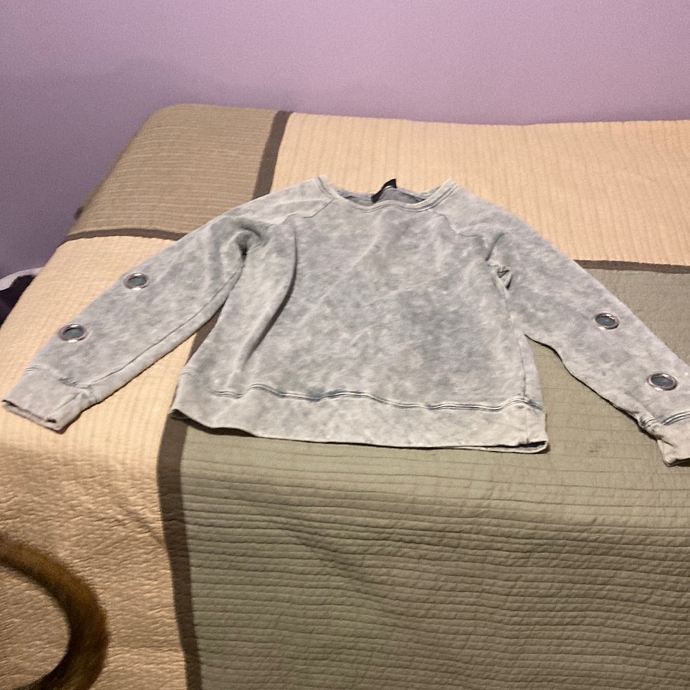 Long Sleeve Sweatshirt with detail on sleeve